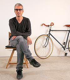 דן טרוים. קשה למצוא מקום שיתאים למכירת הקולקציה (הכיסא שבתמונה: 2,300 שקל)