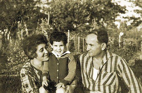 1959. מיכל, בת שלוש, עם הוריה אדה ושרוליק, קיבוץ נען