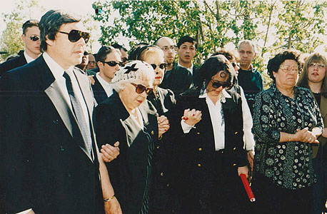 הלווייתו של אייזנברג, מרץ 1997. משמאל: הבן ארווין, האם לאה והבנות ליז הרדי ואמילי פורמן.  צוואתו מ־1986 נערכה בחופזה זמן קצר לפני שנכנס לניתוח מעקפים 