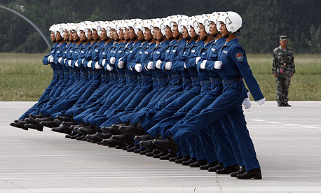  מצעד צבאי שנערך בבייג'ינג לרגל שנת ה-60 של הרפובליקה העממית. "למשטר יהיה קשה לסגת בנושא החירות האישית" 