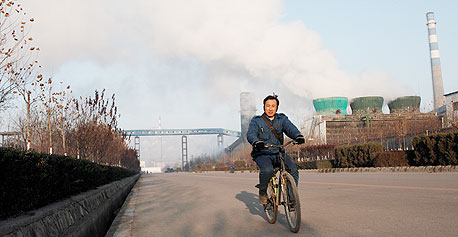 מפעלים בלינפאן, העיר המזוהמת ביותר בעולם. "הפחתת ההסתמכות על אנרגיה מזהמת  היא נושא מרכזי"