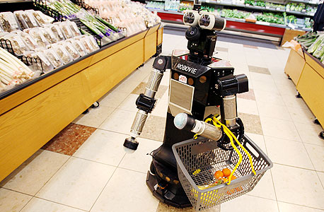 רובוט יפני עושה קניות. "מה יעשו אנשי מעמד הביניים כשיהיו עוד רובוטים?"