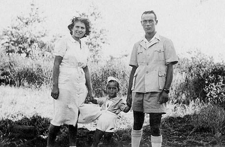 1942. אביהו בן נון, בן שלוש, עם הוריו חיים וחיה, גבעת עדה