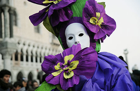 תחפושת אופיינית בקרנבל המסכות בוונציה, 2011. מסורת מימי הביניים, צילום: אי פי אי