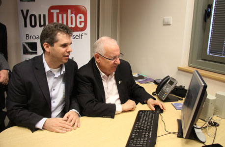 רובי ריבלין לומד ממנכ"ל גוגל ישראל, מאיר ברנד, איך להשתמש ביוטיוב. רחוקים מלהיות שונאי ישראל, צילום: ישראל הררי