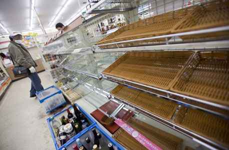 מדפים ריקים בסופרמרקט בטוקיו, צילום: בלומברג