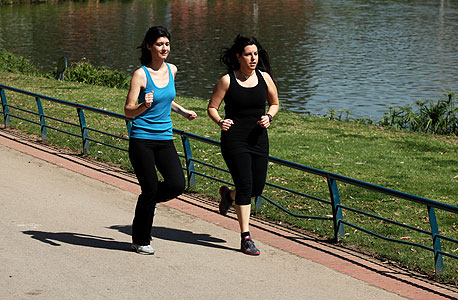 (מימין) מיטל נוביק ואסנת מרסו כץ. באימון הראשון הצליחו לרוץ רק 5 דקות, היום רצות 20 דקות