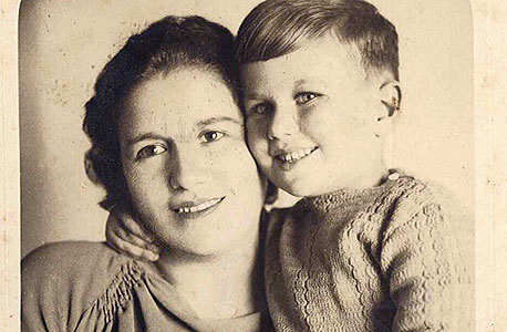 1935. אמנון רובינשטיין, בן ארבע, עם אימו רחל בתל אביב