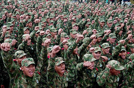 חיילים קולומביאניים בהשקת קמפיין לשיפור המוטיבציה ותדמית הצבא. האלוף הישראלי בא להסביר איך נלחמים בטרור 