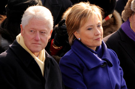 הילארי קלינטון עם בעלה, נשיא ארה"ב לשעבר. "אל תישארי מורמת מהעם", צילום:MCT