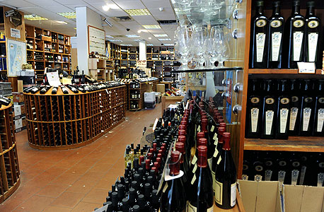 אחד מסניפי דרך היין. כדאי לברר אילו יינות מייבאות ומפיצות החנויות