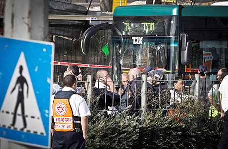 אשה נהרגה ועשרות נפצעו בפיגוע בכניסה לירושלים