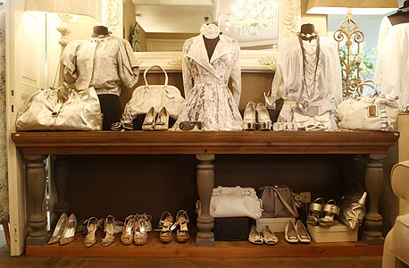 In and Out. מותגיםL: לואי ויטון, אלכסנדר מקווין, פראדה