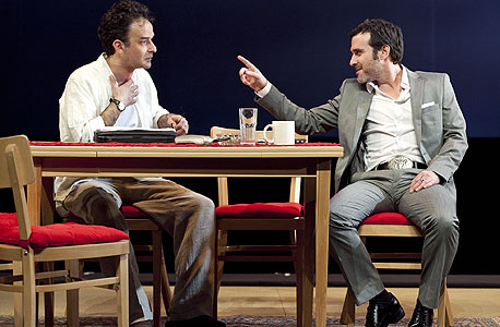 (מימין) זוהר שטראוס ואמיר קריאף, "בוגד". מכה בבטן לדרומיים, צילום: דניאל קמינסקי