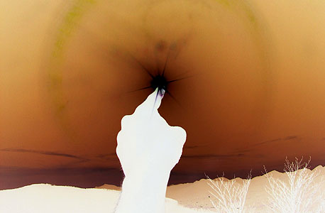 תעתועי פרספקטיבה. סדרה המבוססת על תצלומי חובבים היוצרים אשליה כאילו הצלם מחזיק בידו את השמש, צילום: אורי גרשוני
