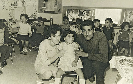 1965 מיכל המאירי עם הוריה מאיר ובתיה, יום הולדת 3 בגן של רחל פרל, צפת