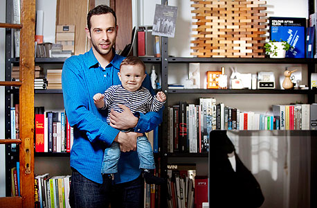 דוד לבנטל עם בנו עמנואל, בן עשרה חודשים, במכנסי ג'ינס של הוואנה וחולצה מכופתרת של המותג פינגווין