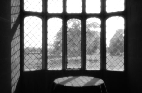 מבט משוחזר. גרשוני ערך מסע לביתו של ממציא הנגטיב בעיירה האנגלית לאקוק וצילם מחדש את החלון המסורג שנחשב לנגטיב הראשון בהיסטוריה. הצילום המקורי של טלבוט מ־1835, צילום: אורי גרשוני