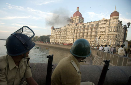 מלון טאג' מהאל במומבאי עולה בלהבות לאחר התקפת הטרור ב-2008