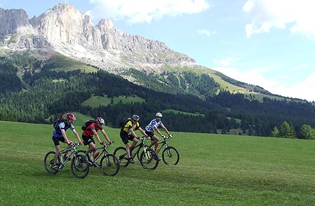 רוכבים על אופניים באוסטריה
