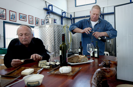 גרבוז עם ג'וני שטרן ביקב שבקיבוץ תובל. "אני יכול להבדיל בין שלושה סוגי יין אדום בעיניים עצומות"