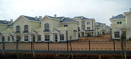 הבתים הראשונים שכבר עומדים. שכונות רפאים בלי אף תושב הבתים הראשונים שכבר עומדים. שכונות רפאים בלי אף תושב