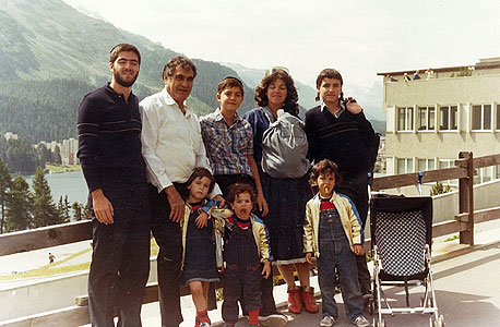 1982, יעקב הלפרין בן ה־18 (משמאל) עם אביו רפאל, אמו ברטי והתינוק יהודה, והאחים 