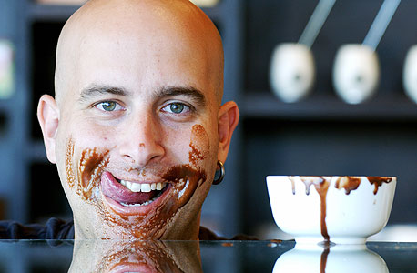 רשת דוכני שוקולד דורשת להמשיך לעבוד עם מקס ברנר