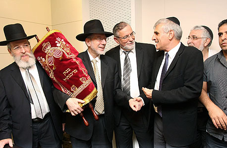 מימין: יוסי בכר, יעקב טננבאום, רובי שראן (בהופעה נדירה) והרב יצחק דוד גרוסמן 