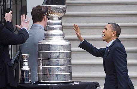 ברק אובמה עם גביע סטנלי של ה-NHL. ההסכם הקיבוצי החדש בין הצדדים (CBA) נחתם לאחר 16 שעות רצופות של דיונים בין הצדדים בבית מלון במנהטן, ולאחר שבורר פדרלי התערב במו"מ