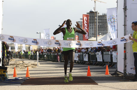 המנצח במרתון: ג'וזף קיפקמבוי מקניה, צילום: אוראל כהן