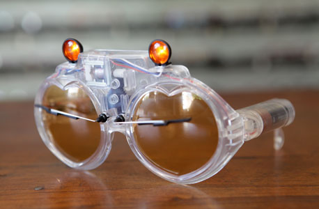 משקפי וישרים ששימשו את אלטון ג'ון בשנות השמונים. המגבים והפנסים מופעלים בסוללות, צילום: אוראל כהן
