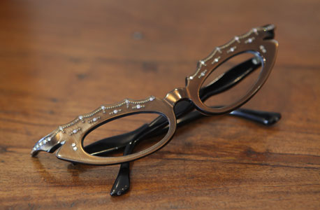  משקפי מרילין מונרו משובצי פנינים ואבני חן. צרפת, שנות החמישים, צילום: אוראל כהן