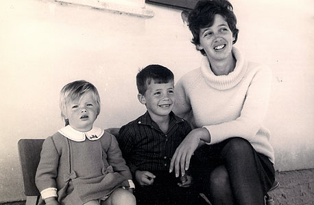 1966. אורנה סגל, בת שנתיים, עם אחיה ארז, בן 7, ואמה אדרה, בגן הילדים בעשרת