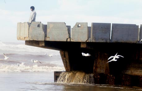 פיצוי של מיליון שקל לדייגים שנפגעו בשל זיהום חופי הים של ת&quot;א והרצליה ב-2009