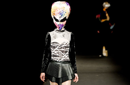 פריט של חברת האופנה. "תיסגר כשתגיע ל-100 עיצובים שונים?