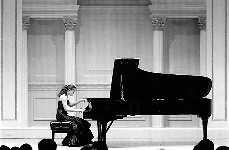 סופיה מנגנת בקרנגי הול, 2007. "בעלי הצטער שלא לחצו עליו לנגן"