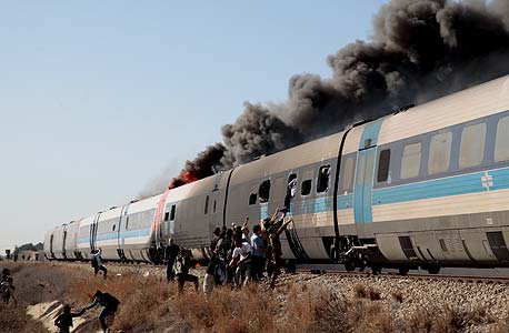תאונת הרכבת ליד שפיים בדצמבר האחרון, צילום: אברהם אדר