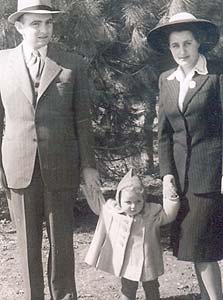 1949. תמר רוה, בת שנתיים, עם הוריה גדעון האוזנר ויהודית ליפשיץ, ירושלים