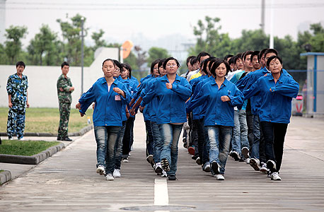 עובדי טרינה סולאר במפעל בסין, צילום: MCT