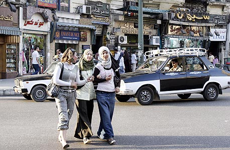צעירות מצריות ברחוב קהיר 