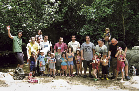 ירון בוסטין (במרכז בחולצה אדומה) וסאני גנין (מימינו) עם הילדים והחברים בנחל כזיב