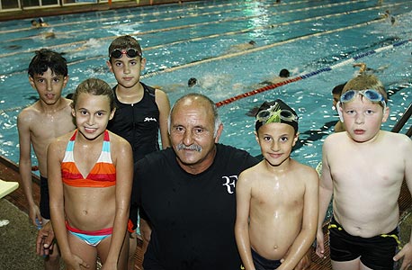 המאמן אלי גז באימון בבריכה. "צריך להיזהר מהפודיום בגיל הזה" , צילום: אריאל בשור