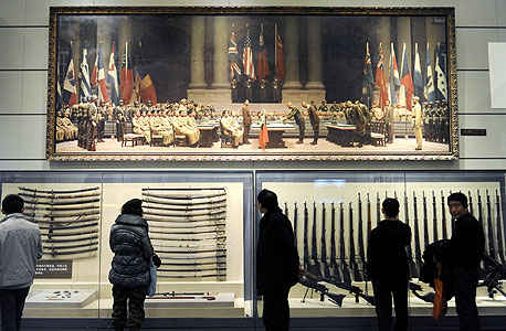 רובים, חרבות וציור של חתימת החוזים המשפילים בסוף מלחמת האופיום