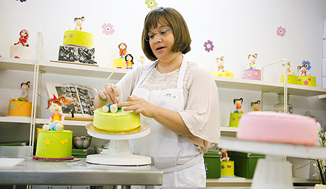 גלית זינגמן. מסוגלת לפסל ילד מנומש בעל הבעה מעוררת סימפטיה תוך שלוש דקות