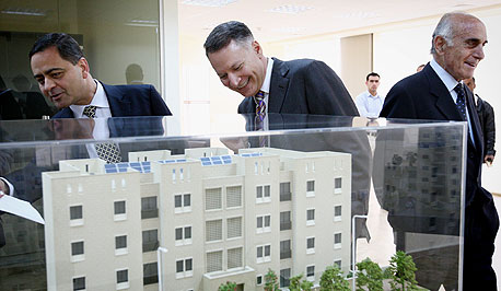 מוניב אל־מסרי (מימין), מסרי וסמיר חולילה מנכ"ל פדיקו עם המודלים החדשים של בנייני רוואבי
