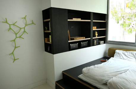 חדר השינה. תוכנן במידות קטנות במיוחד כדי להרוויח מרחב בחלקים אחרים של הבית. "כמו לישון בקוקון", צילום: עמית שעל