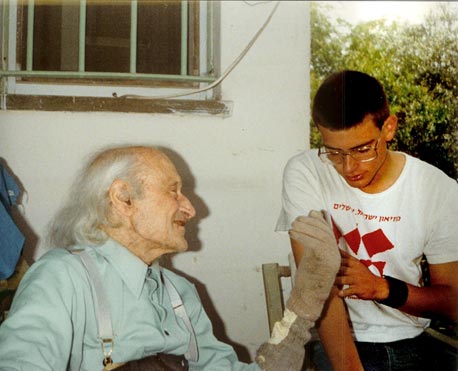 לינדנשטראוס בצעירותו עם סבו חיים זלינגר