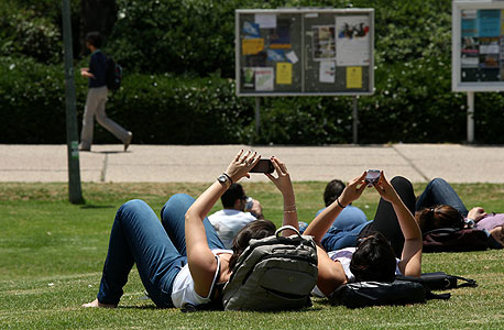 סטודנטים על הדשא (ארכיון), צילום: עמית שעל