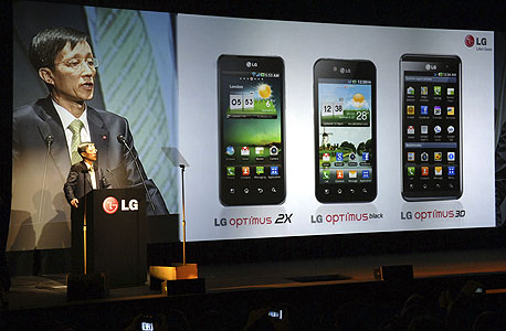 ג'ונג סיאוק-פרק, ראש חטיבת הסלולר ב-LG מציג את שלושת מכשירי האנדרואיד העתידיים של החברה בתערוכת MWC 2011
